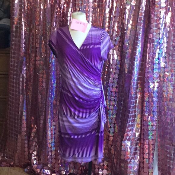 Short sleeved v neck dress with side ruffle in size med by NEW YORK & CO - Picture 1 of 14